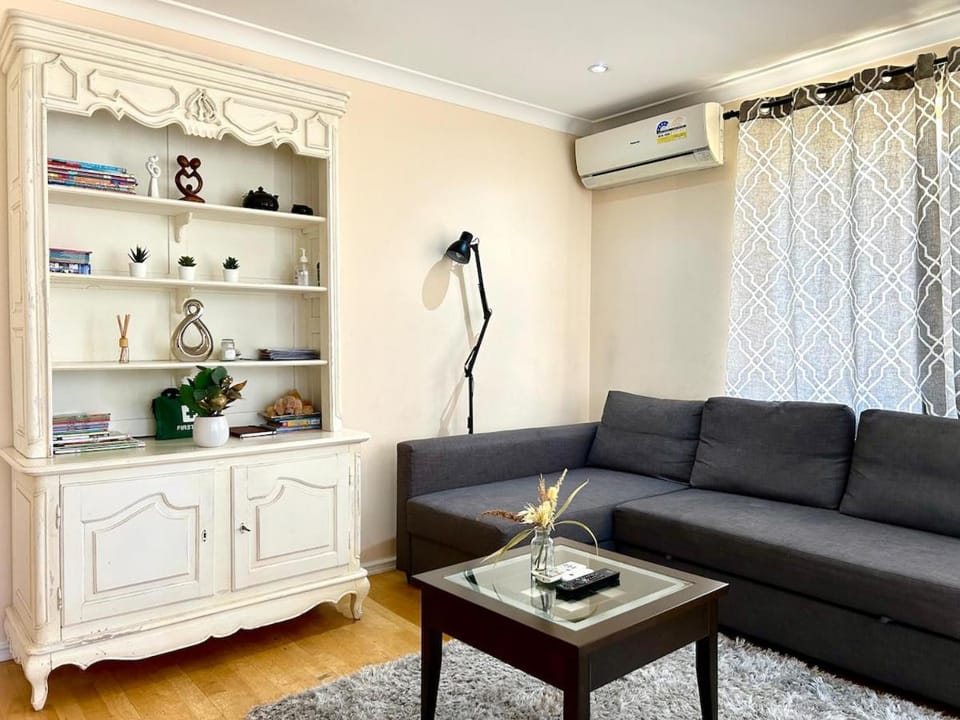 Pet friendly home near Adventure World Fiona Murdoch House in Bibra Lake