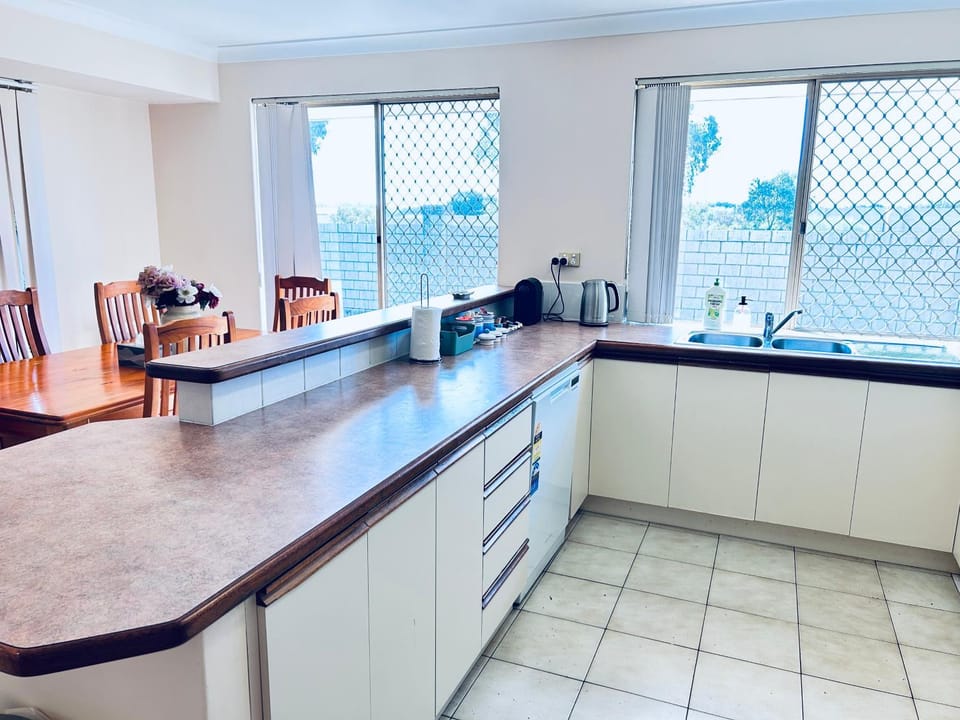 Pet friendly home near Adventure World Fiona Murdoch House in Bibra Lake