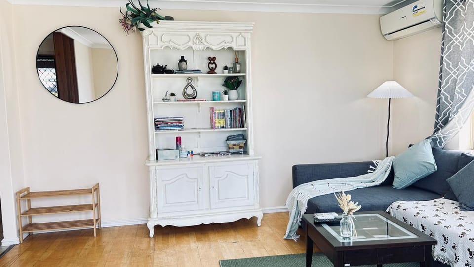 Pet friendly home near Adventure World Fiona Murdoch House in Bibra Lake