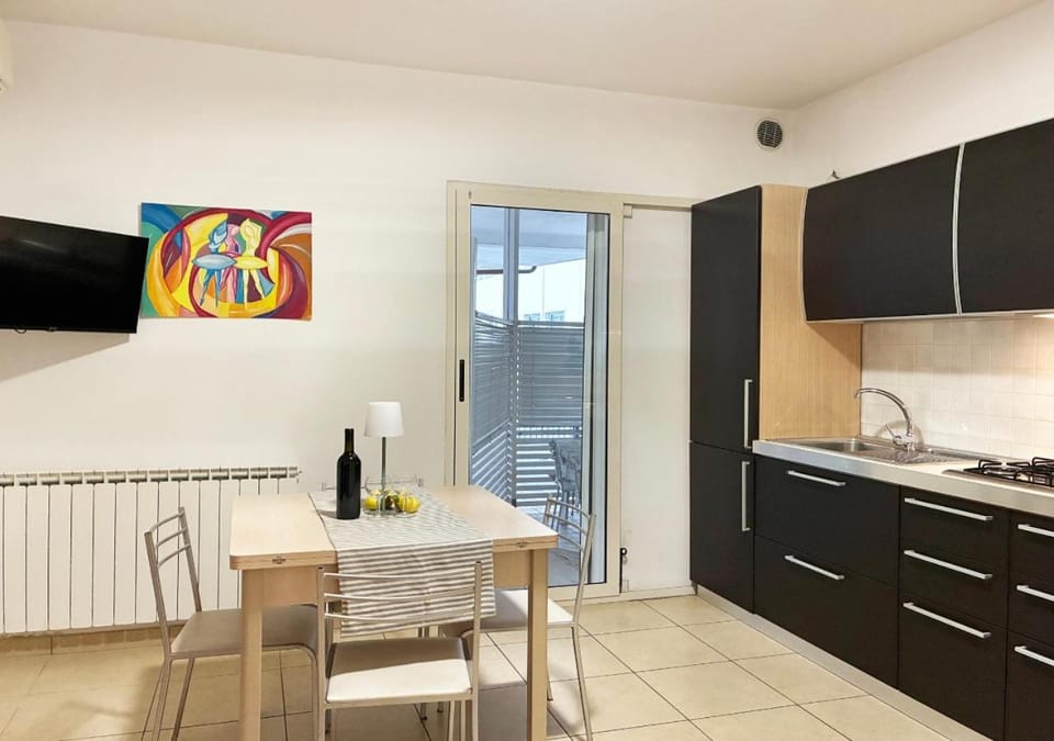 TV and multimedia, Kitchen or kitchenette, Dining area, oven, stove