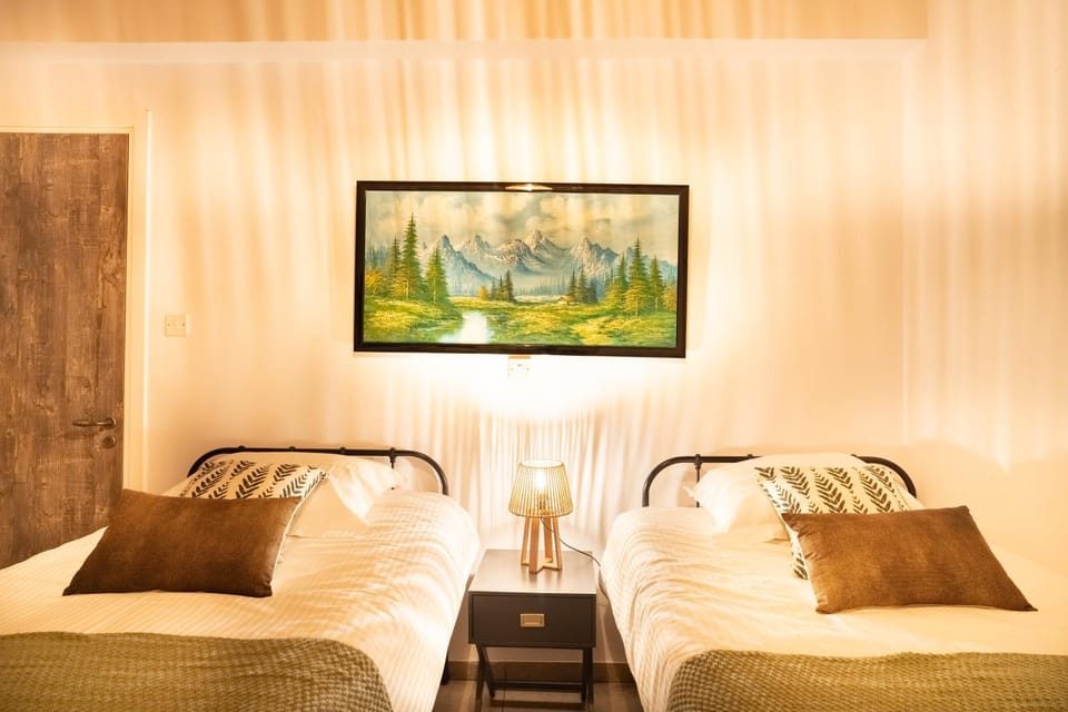 Property building, Bed, Photo of the whole room, Decorative detail, Decorative detail, Bedroom