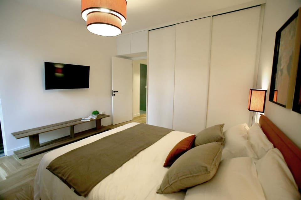 Bed, TV and multimedia, Bedroom, wardrobe