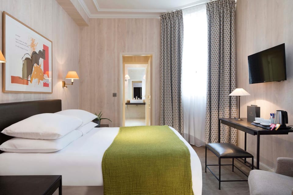 Bed, TV and multimedia, Photo of the whole room, Bedroom