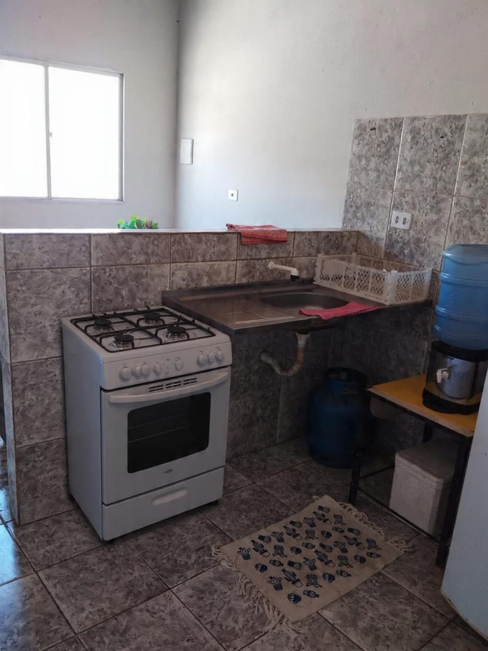 Kitchen or kitchenette, minibar, stove