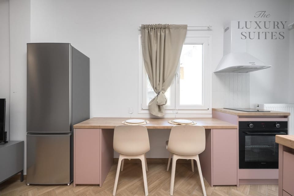 Kitchen or kitchenette, Dining area, oven