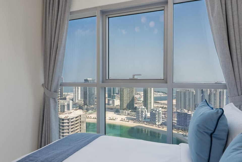 Property building, Day, View (from property/room), Balcony/Terrace, Photo of the whole room, Bedroom, City view