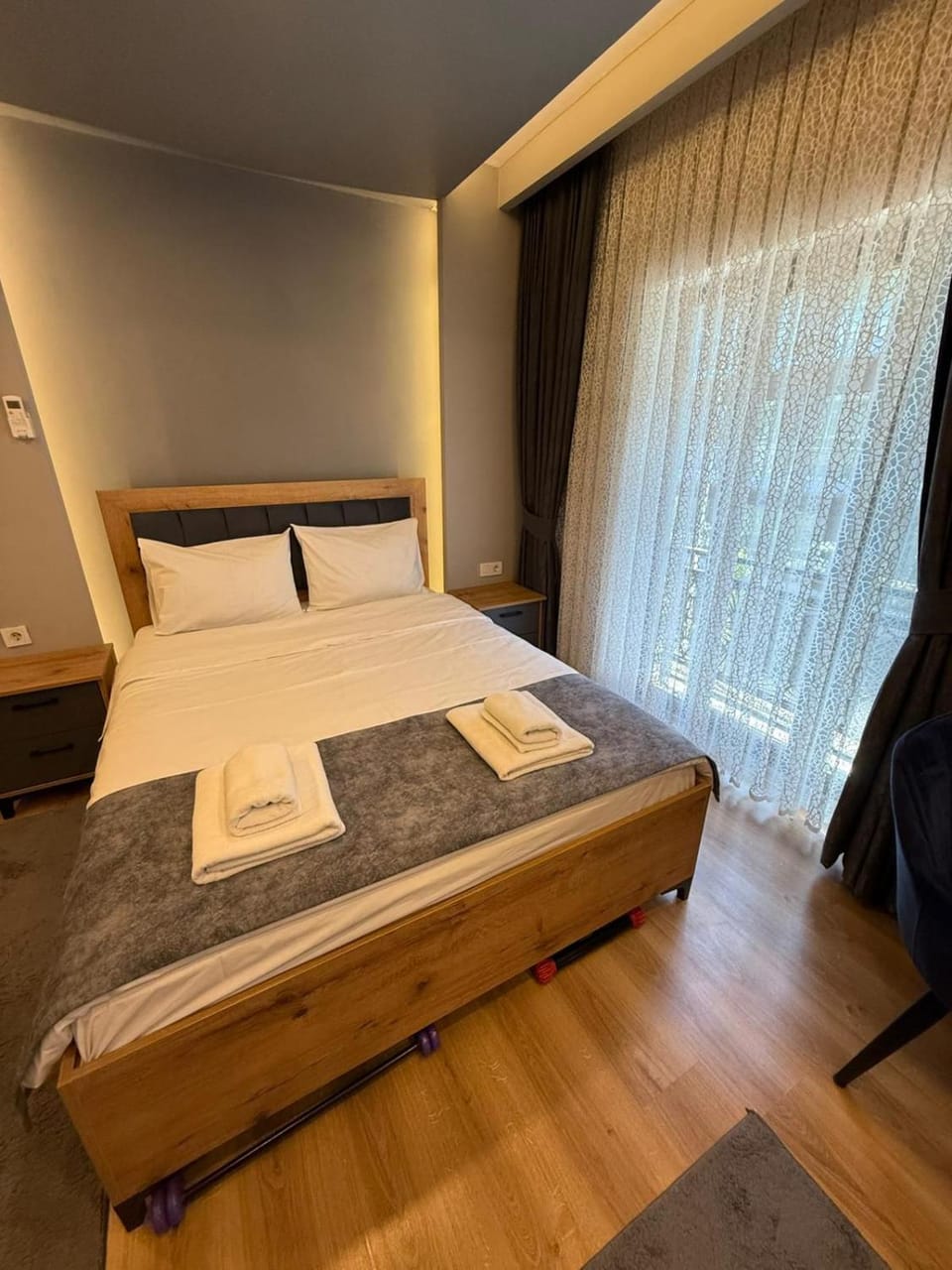 Bed, towels