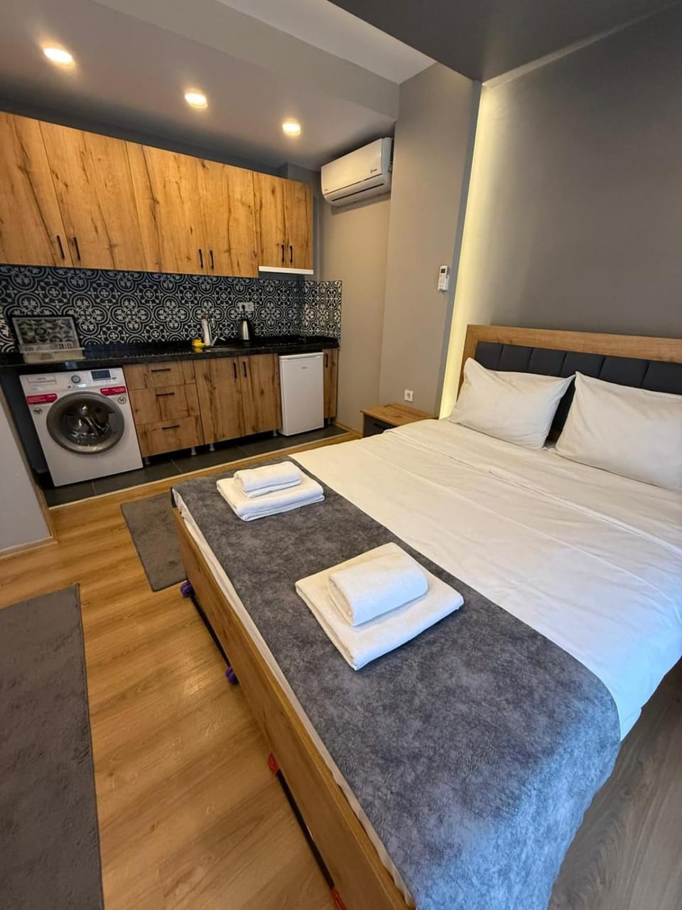 Bed, stove, towels, washing machine