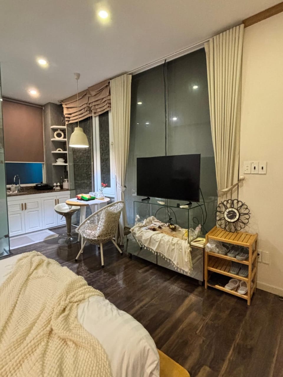 TV and multimedia, Kitchen or kitchenette, Living room, Photo of the whole room, Seating area, Dining area
