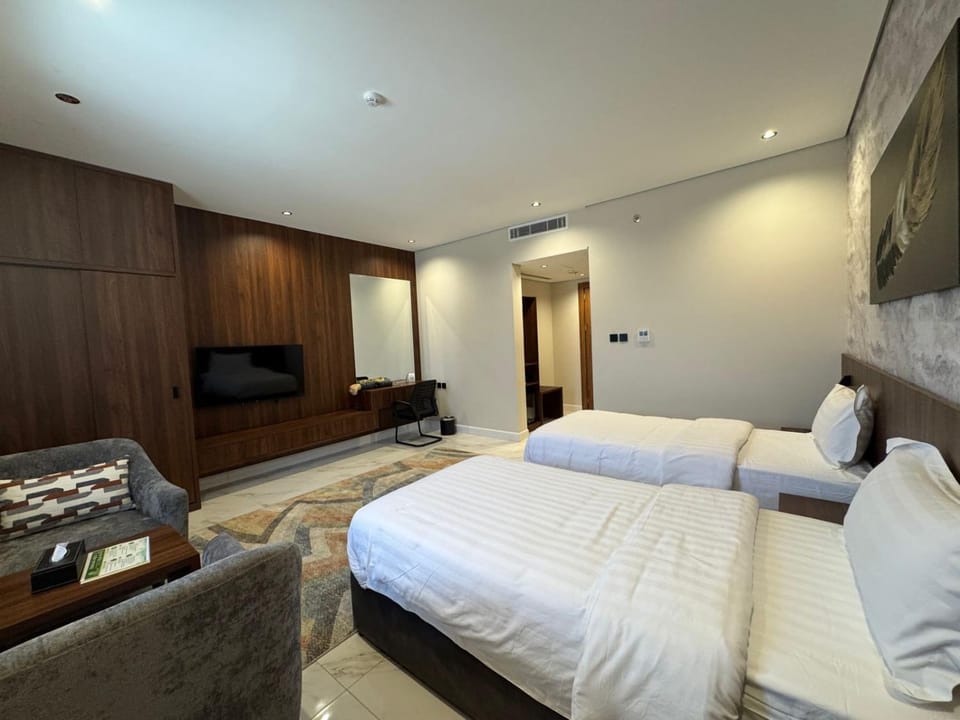 Bed, TV and multimedia, Photo of the whole room, Seating area, Bedroom