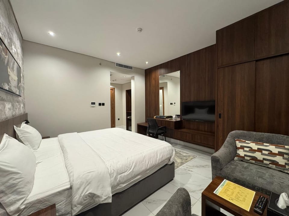 Bed, TV and multimedia, Bedroom, wardrobe