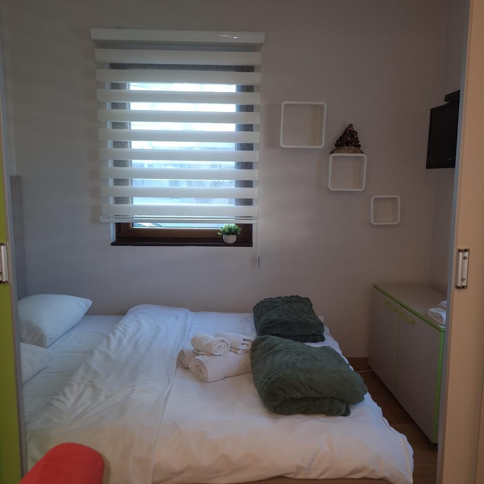 Bedroom, towels