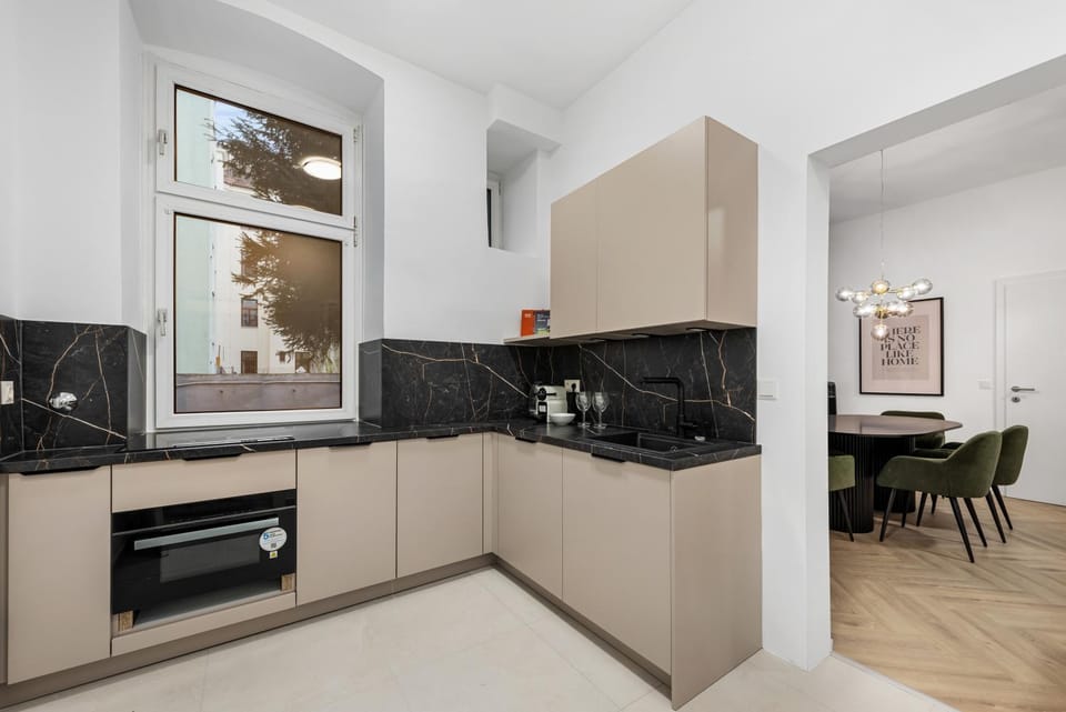 Coffee/tea facilities, Kitchen or kitchenette, Dining area, dishwasher, oven, stove