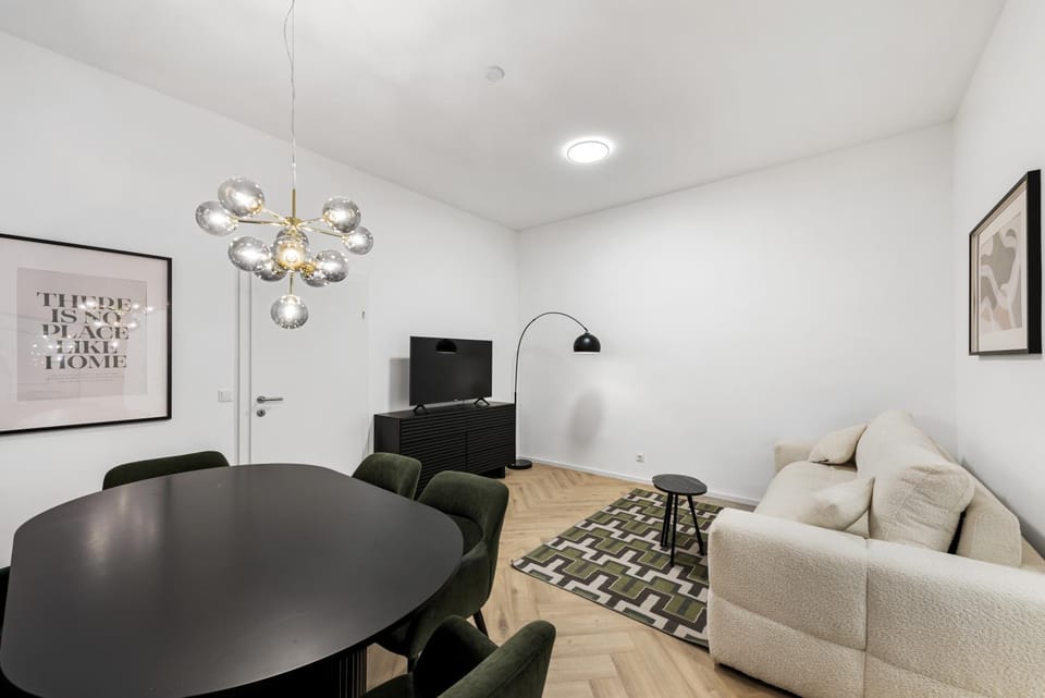 TV and multimedia, Living room, Seating area, Evening entertainment