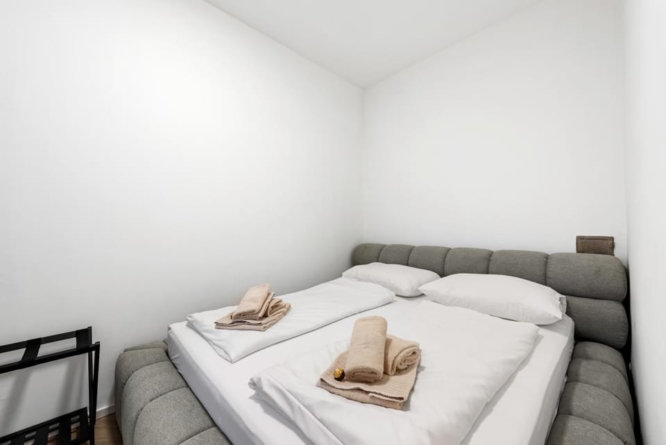 Bed, Photo of the whole room, Bedroom, towels