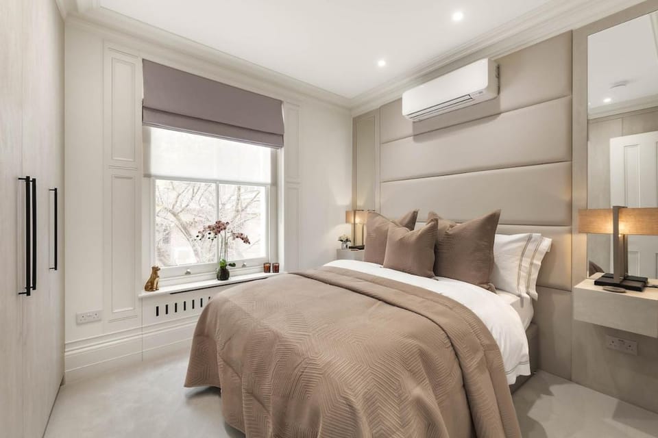 Bed, Photo of the whole room, Bedroom, wardrobe, air conditioner