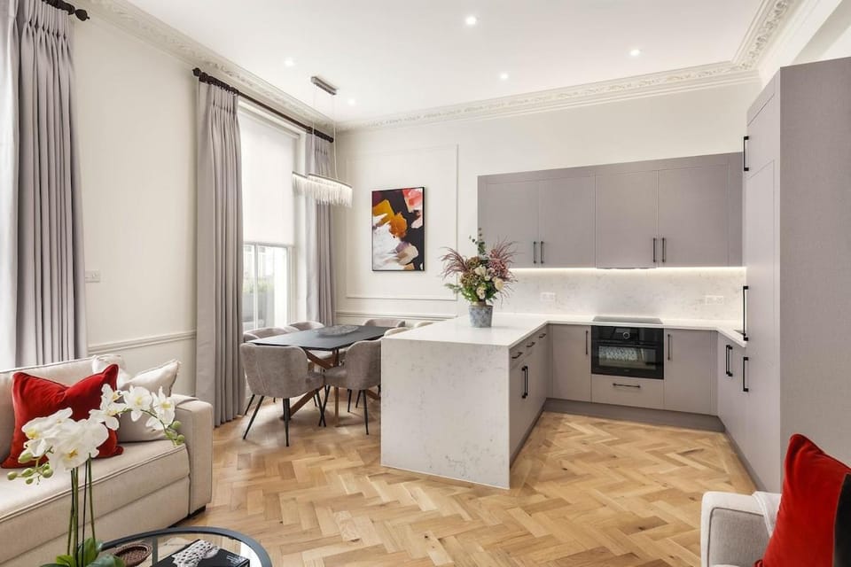 Coffee/tea facilities, Kitchen or kitchenette, Seating area, Dining area, dishwasher, oven, stove