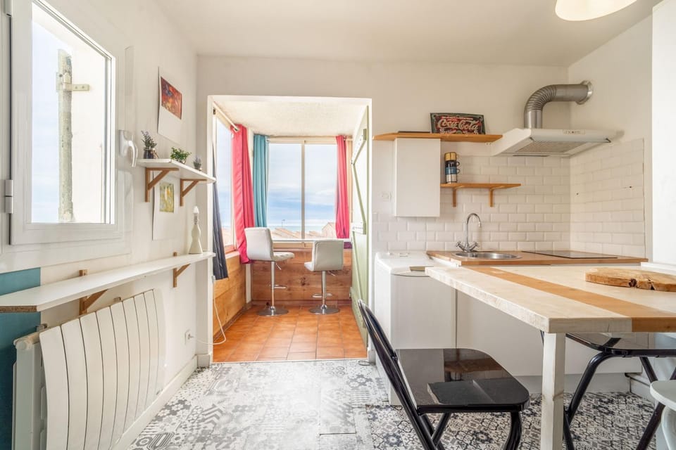 Kitchen or kitchenette, Living room