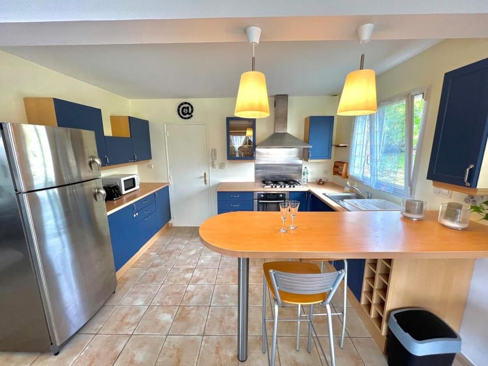 Kitchen or kitchenette, Dining area, dishwasher, oven, stove