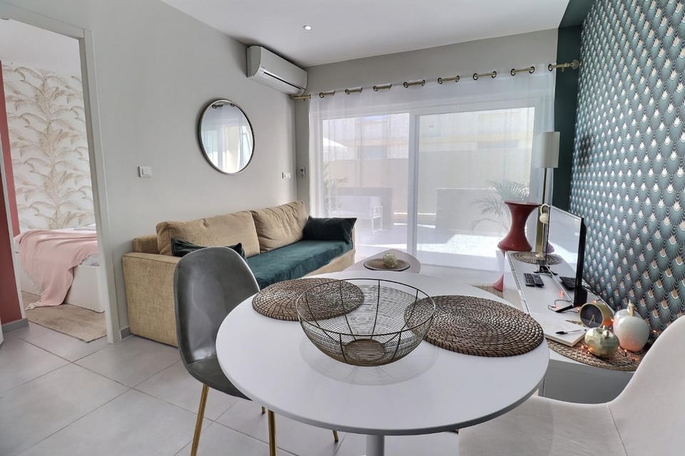 Living room, Seating area, Dining area, air conditioner