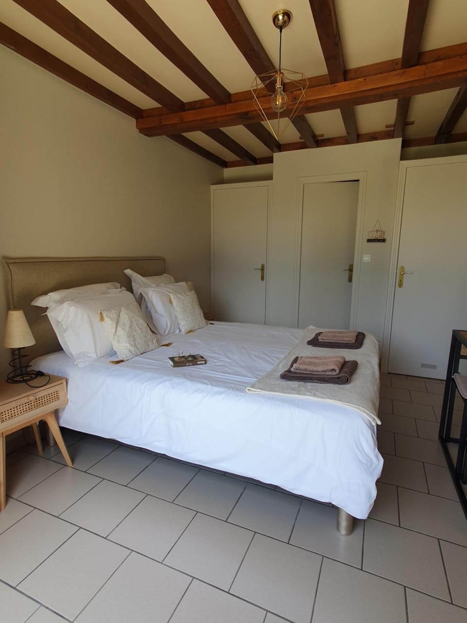 Bed, Bedroom, towels