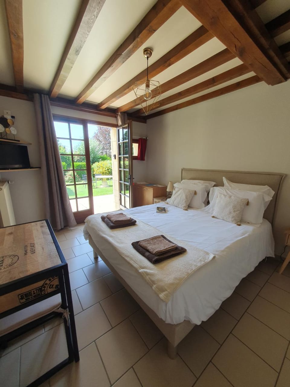 Bed, Photo of the whole room, Bedroom, towels