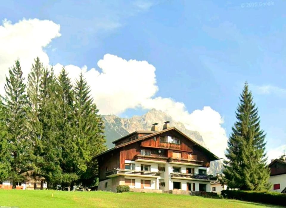 Luminoso e centralissimo attico, splendida vista panoramica sulle Dolomiti e sulle piste olimpiche Apartment in Cortina d Ampezzo