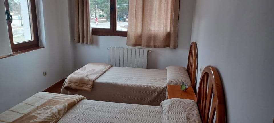 Bed, Photo of the whole room, Bedroom, internet, towels