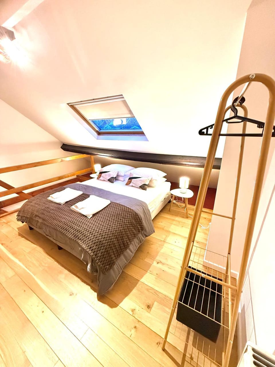 Bed, Photo of the whole room, Bedroom, towels