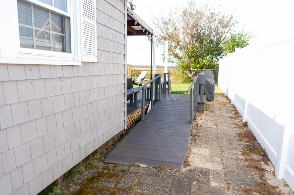 Dog-Friendly Cottage with Backyard & Beach Vibes! House in Seabrook