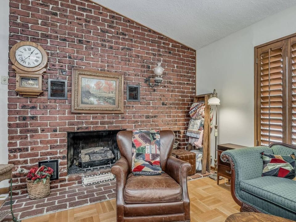 Communal lounge/ TV room, TV and multimedia, Living room, Seating area, Evening entertainment, flat iron