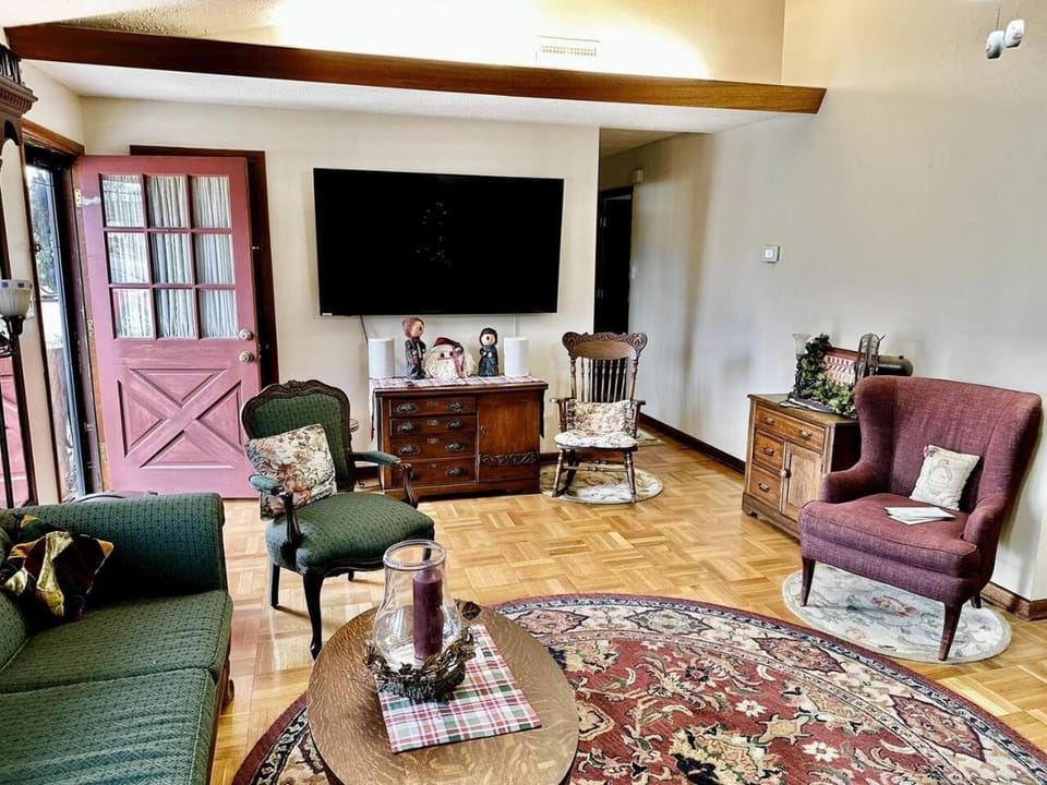 Communal lounge/ TV room, TV and multimedia, Living room, Seating area, Dining area, Evening entertainment