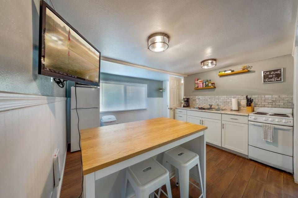 Charming, 1 BR 1 BA, Near U of A, Fenced House in Catalina Foothills