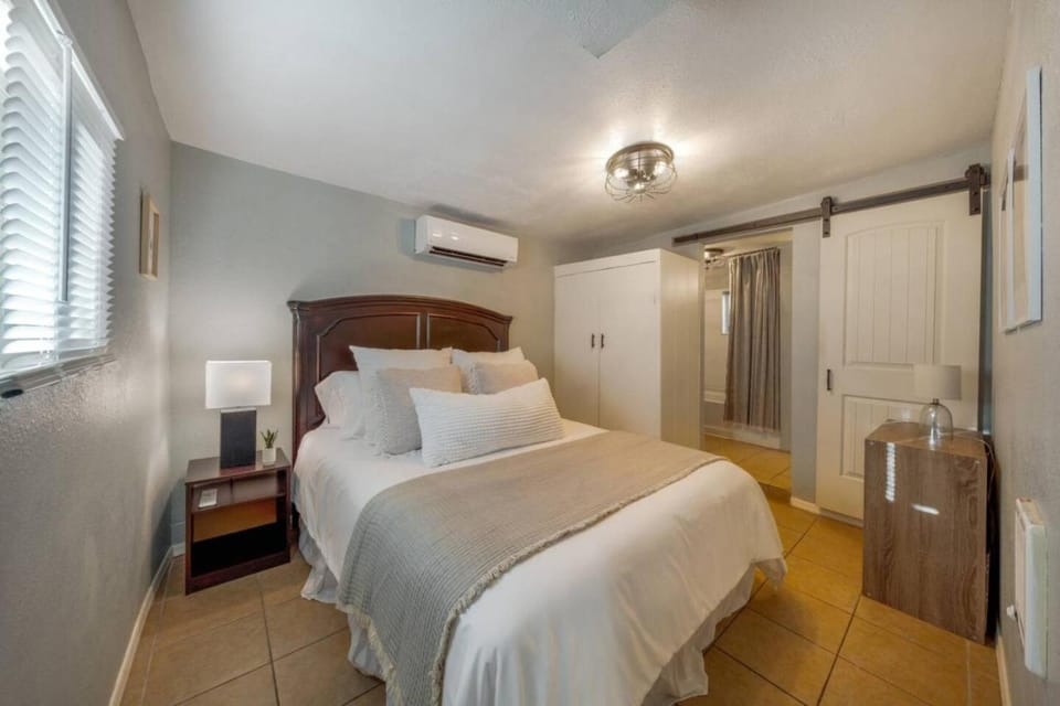 Casita, 1 BR 1 BA, Near U of A, Fully Fenced House in Catalina Foothills