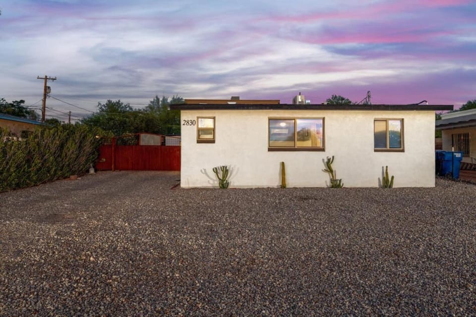 House and Casita, 2 BR 2 BA, Near U of A, Fenced House in Catalina Foothills