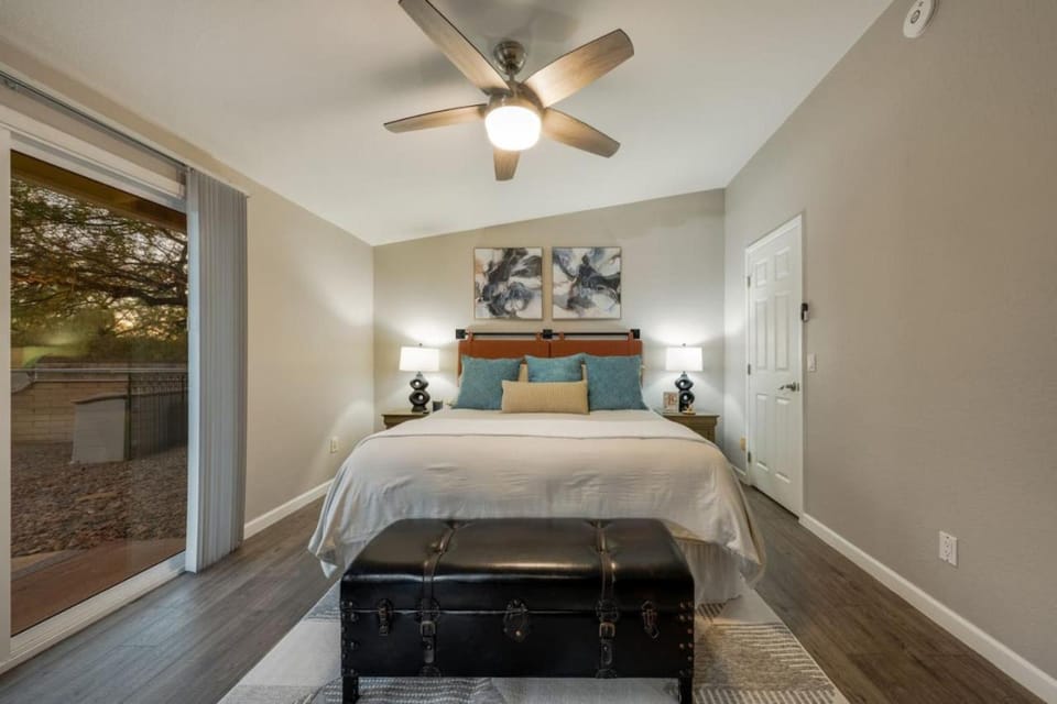 Bed, Photo of the whole room, fireplace, wardrobe