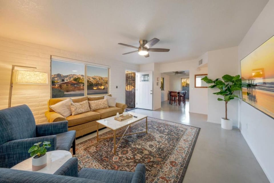Entire Duplex, Central, 4 BR 2 BA, Cozy, Fenced Apartment in Catalina Foothills