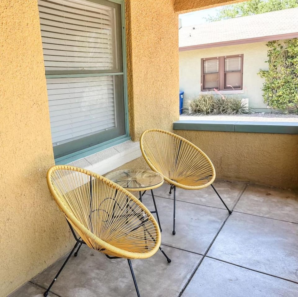 Close to U of A, Stylish and Cozy, 1 BR 1 BA, Porch House in Tucson