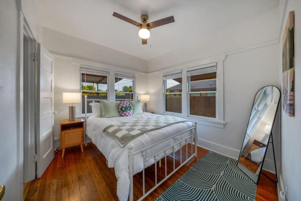 Close to U of A, Stylish and Cozy, 1 BR 1 BA, Porch House in Tucson