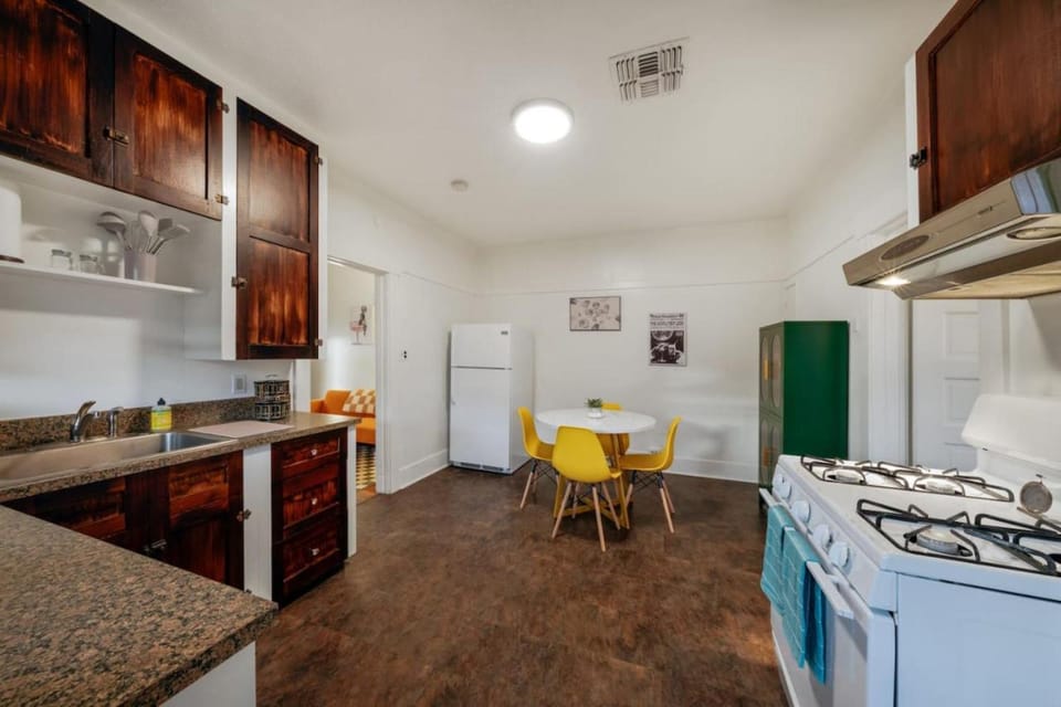 Close to U of A, Stylish and Cozy, 1 BR 1 BA, Porch House in Tucson