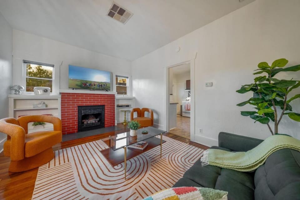Close to U of A, Unique, Patio and Porch, 1 BR 1 BA House in Tucson