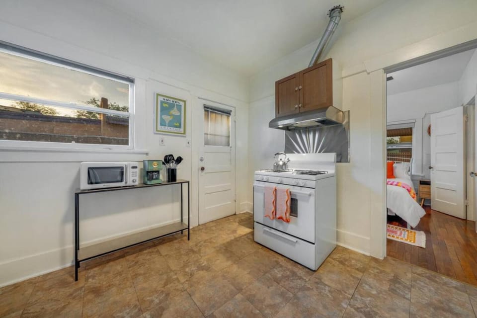 Close to U of A, Unique, Patio and Porch, 1 BR 1 BA House in Tucson