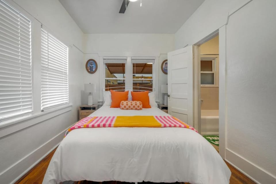 Close to U of A, Unique, Patio and Porch, 1 BR 1 BA House in Tucson