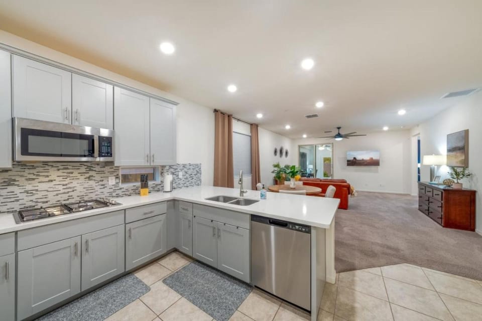 Kitchen or kitchenette, Dining area, dishwasher, microwave, minibar, oven, pet friendly, stove