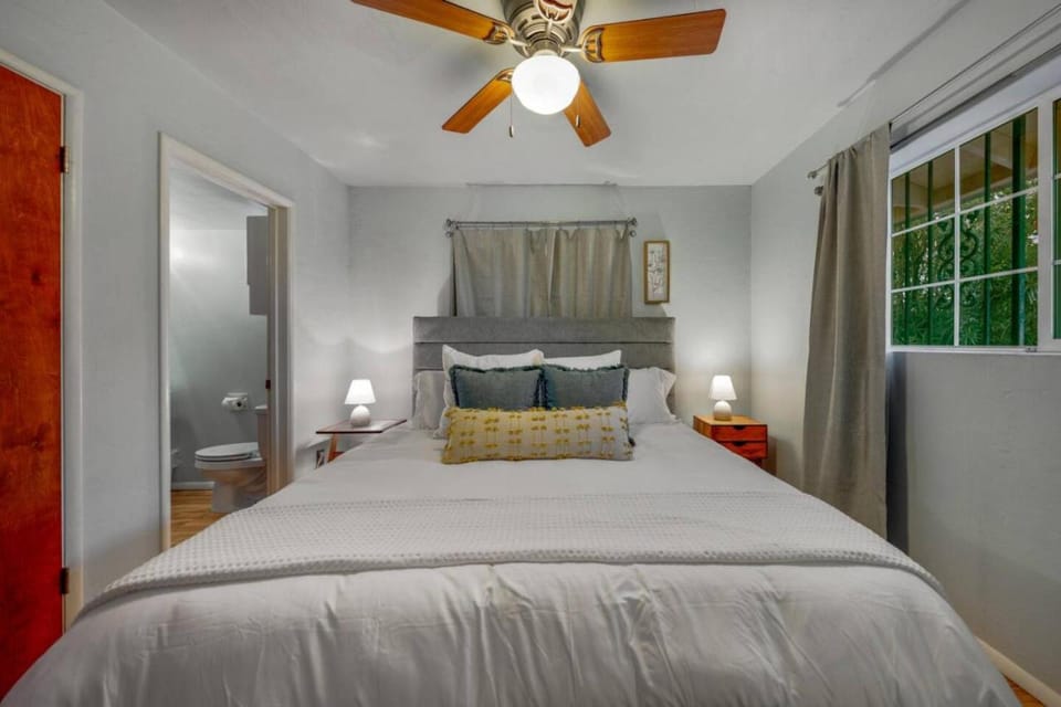Carport, 4 BR 2 BA, Sleeps up to 8, Fenced Yard House in Tucson