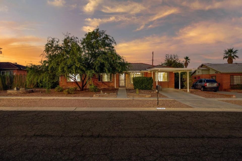 Carport, 4 BR 2 BA, Sleeps up to 8, Fenced Yard House in Tucson