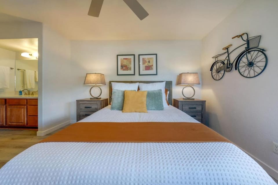 Heated Pool, East Near Sabino Canyon, 2 BR 2 BA House in Catalina Foothills