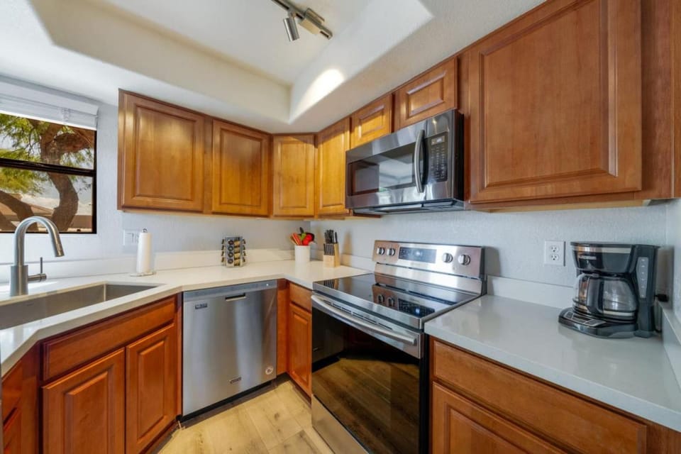 Heated Pool, East Near Sabino Canyon, 2 BR 2 BA House in Catalina Foothills