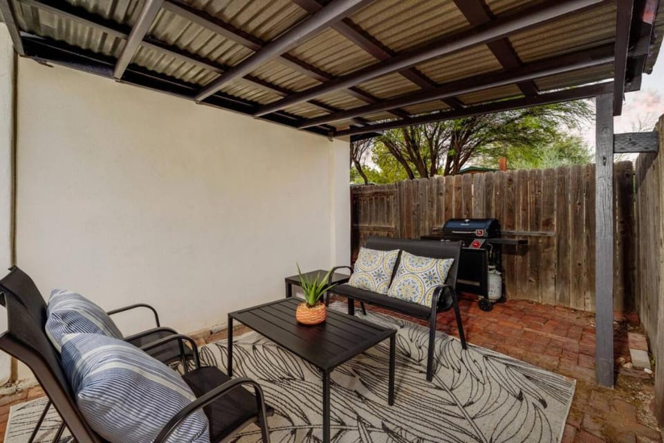 Central, 1 BR 1 BA, Fenced, Cozy, Guesthouse House in Tucson