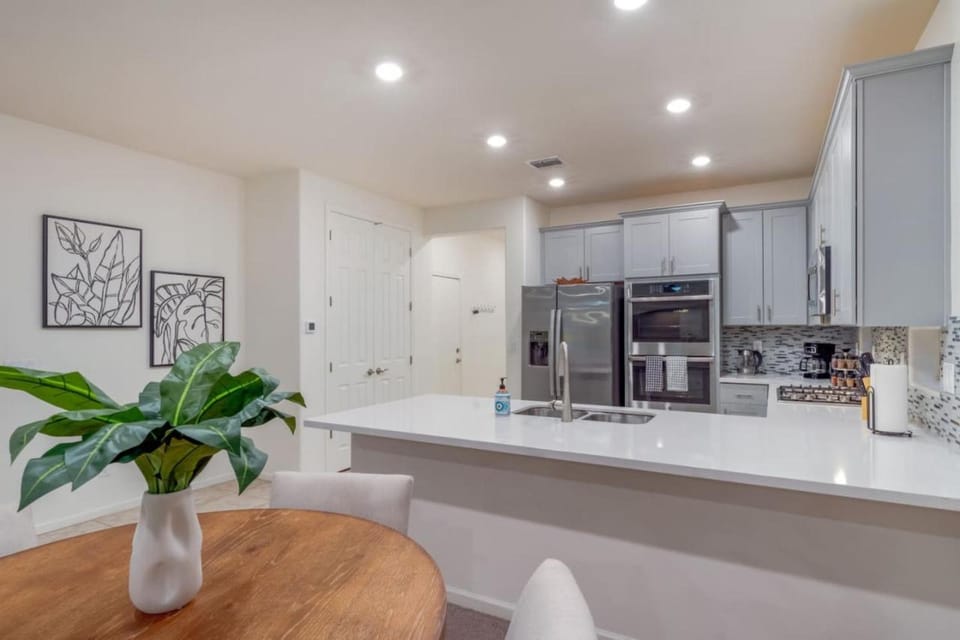 Coffee/tea facilities, Kitchen or kitchenette, Dining area, dishwasher, microwave, minibar, oven, pet friendly, stove